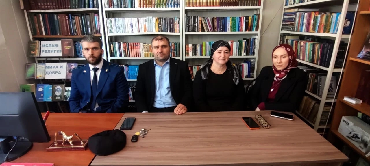 11 июня работники Детской районной библиотеки совместно с преподователями Детской школы искусст провели мероприятие, приуроченное ко дню России.