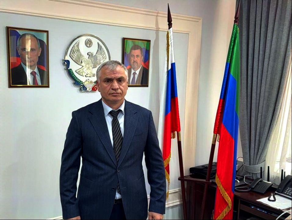 Глава Тляратинского района Мурад Рамазанов поздравил жителей муниципалитета с наступающим Днём Конституции Республики Дагестан.