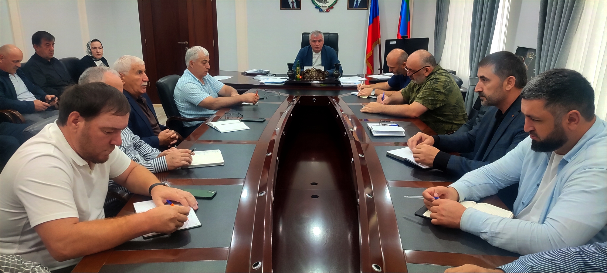 В Тляратинском районе состоялось совещание с активом администрации, которое провел глава района Мурад Рамазанов.