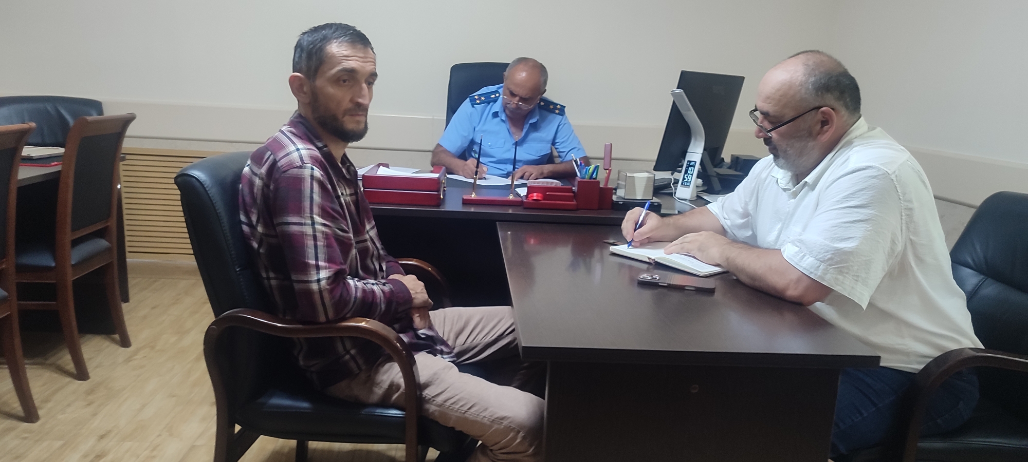 В администрации Тляратинского района заместитель Дербентского межрайонного природоохранного прокурора Шамиль Насимов провел прием граждан.