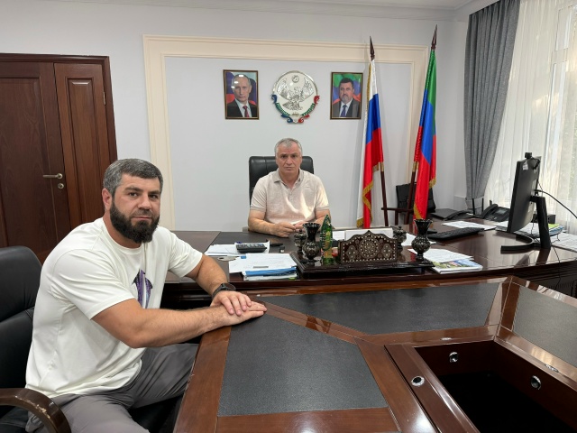 Глава Тляратинского района Мурад Рамазанов встретился на рабочем месте с участником СВО Шамилем Давудовым, который приехал в краткосрочный отпуск.