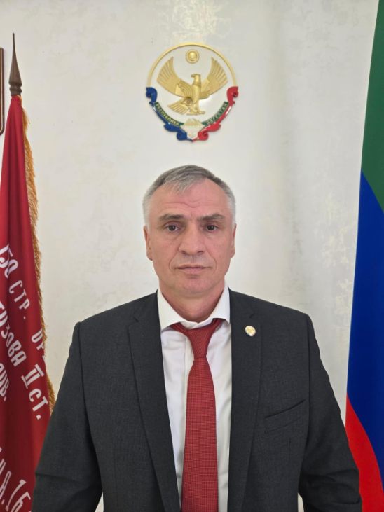Медиков Тляратинской ЦРБ поздравил руководитель района Мурад Рамазанов.