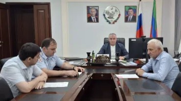 Глава Тляратинского района Мурад Рамазанов провёл рабочую встречу с начальником полиции Рамазаном Кулизановым и прокурором района Рашидом Баталовым, где обсудил вопросы безопасности и организацию восстановительных работ на мостах и дорожных участках, повреждённых после сильных дождей.