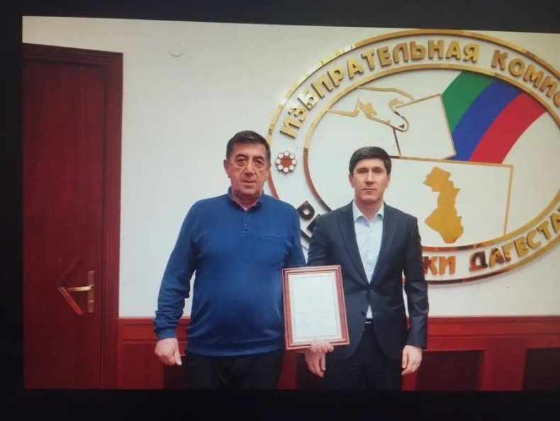Председатель Избирательной комиссии Республики Дагестан Магомед Дибиров вручил председателю территориальной избирательной комиссии Тляратинского района Абдулбасиру Магомедову благодарственное письмо от имени Главы Республики Дагестан Сергея Меликова