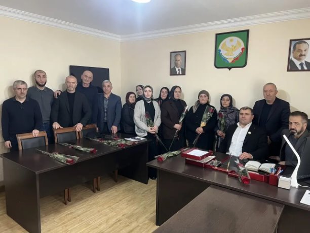 Поздравление женского коллектива в администрации Тляратинского района