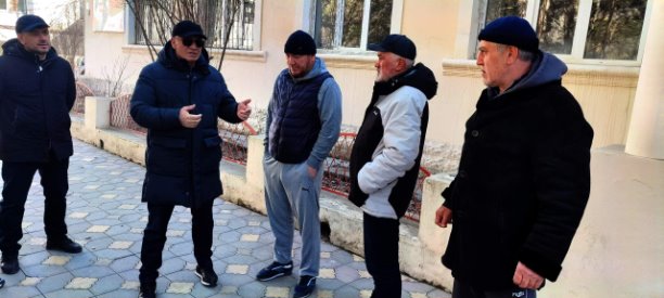 По инициативе главы Тляратинского района Мурада Рамазанова в райцентре села Тлярата прошёл весенний субботник.