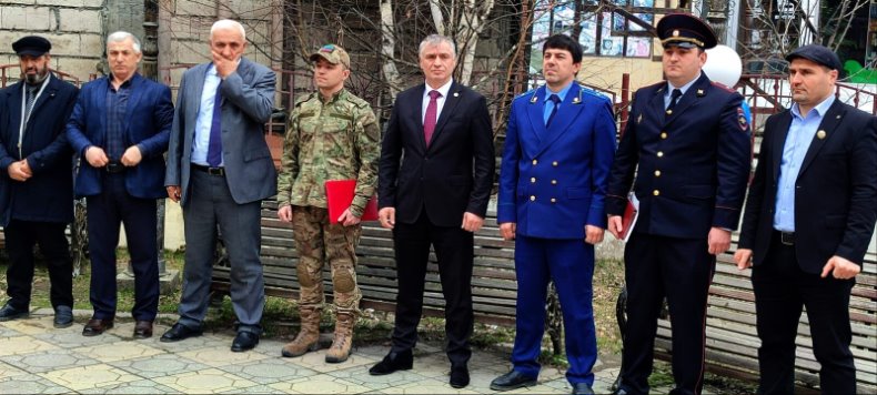 В Тляратинском районе прошла патриотическая акция «Знамя Победы» с участием руководства муниципалитета.