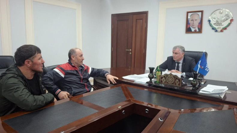 Глава Тляратинского района Мурад Рамазанов провёл рабочую встречу с руководителем АСП «Кардибский» Курбаном Дибирмагомедовым при участии депутата районного собрания от данного поселения Абдулмажида Абдулмажидова.