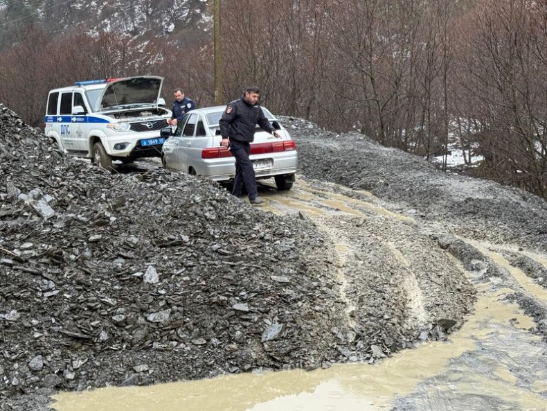 Сотрудники полиции Тляратинского РОВД помогают населению в период непогоды