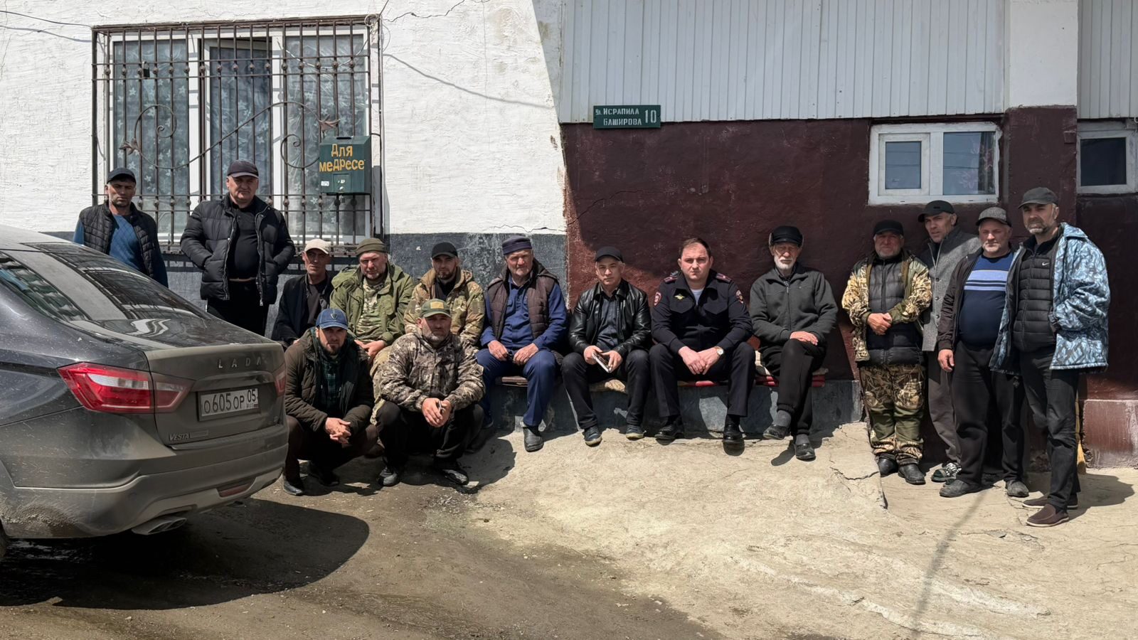 Сегодня состоялась встреча главного специалиста ГО и ЧС администрации МР «Тляратинский район» Абдулмажида Омарова,начальника ОМВД по Тляратинскому району Рамазана Кулизанова и депутатов сельского собрания с жителями селения Саниорта