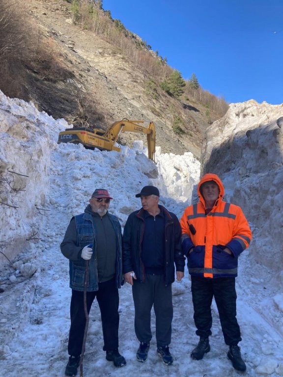Руководитель ГО и ЧС Тляратинского района Абдулмажид Омаров совместно с главой АСП Гведишинский Давудмагомедом Давудовым посетили участок, где дорожные службы уже более двух недель ведут работы по восстановлению транспортного сообщения после схода лавины, вызванного обильными снегопадами.