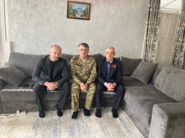 Управляющий делами администрации Камиль Алибеков и главный специалист ГО и ЧС Тляратинского района Абдулмажид Омаров в День Победы навестили участника СВО Исмаила Гусейнова в селе Тлярата.