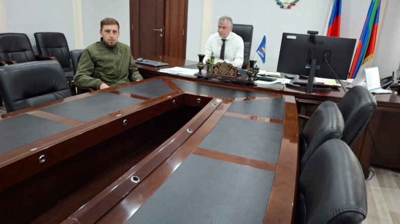 Глава Тляратинского района Мурад Рамазанов принял у себя на рабочем месте участника СВО Курбана Магомедова.