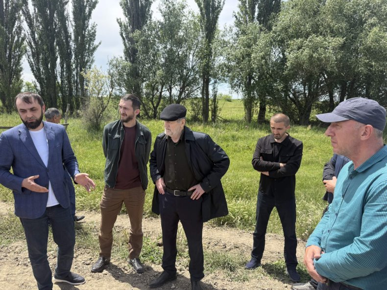 В селе Шедрин Тляратинского района состоялась встреча джамаата с заместителем директора ГКУ РД «Агрострой» Магомедом Нурмагомедовым и представителями организации.