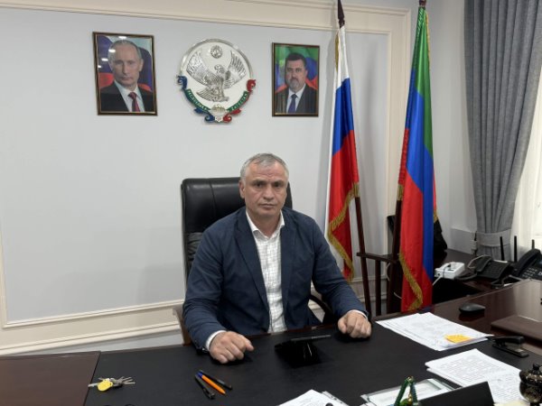 Коллектив Администрации Тляратинского муниципального района от всей души поздравляет Главу района Мурада Рамазановича Рамазанова с днём рождения.