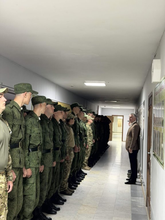 Глава администрации Тляратинского района Мурад Рамазанов посетил заставу пограничного отряда в селе Тлярата, где встретился с новобранцами срочной службы.