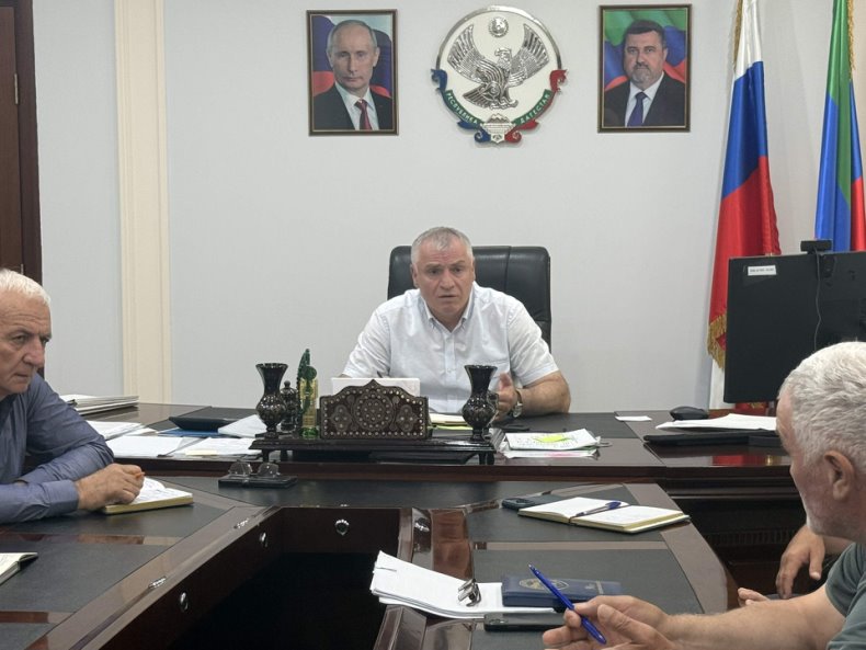На совещании актива Тляратинского района с участием главы Мурада Рамазанова подробно обсудили восстановление дорог и электроснабжения после обильных дождей; основные участки уже расчистили, а подача электричества в труднодоступные сёла восстановлена.