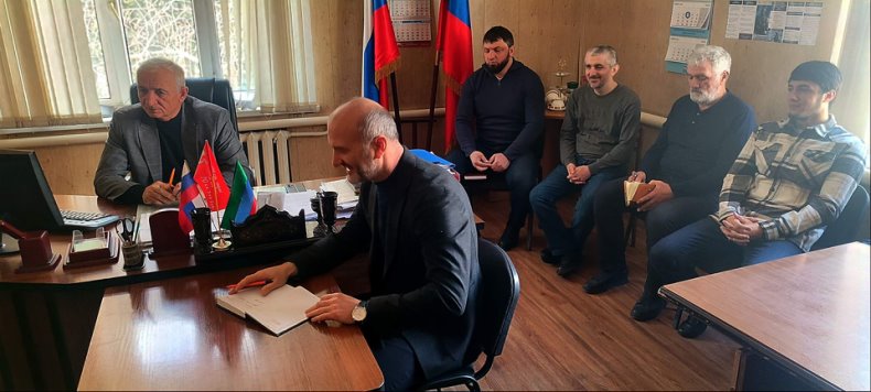 На совещании актива Тляратинского района заместитель главы района Рамазан Абдулхаликов обсудил вопросы, связанные с организацией и функционированием контрактной службы