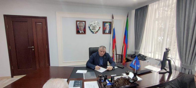 Глава Тляратинского района Мурад Рамазанов провёл рабочую встречу с активом муниципалитета, на которой обсудил подготовку к двум значимым датам — 100‑летию образования района и 80‑летию государственного деятеля Рамазана Абдулатипова.