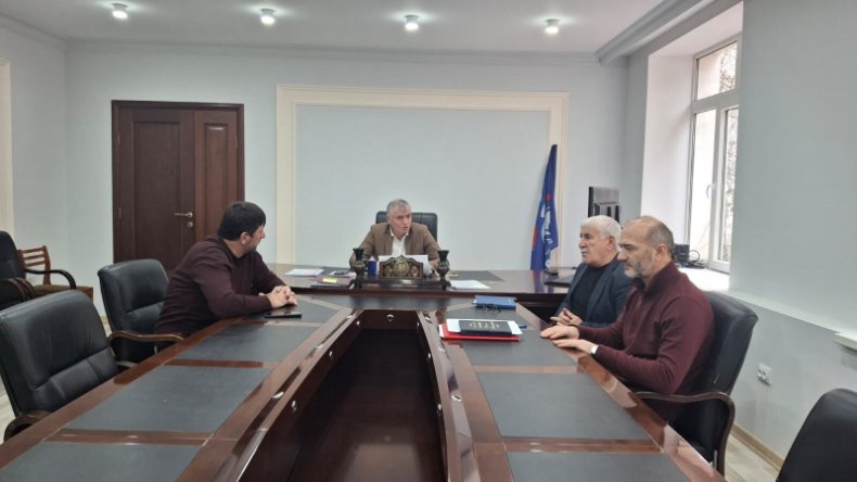 Главы Тляратинского района и секретарь местного отделения партии «Единая Россия» Мурад Рамазанов провёл приём граждан в рамках декады приёма партии.