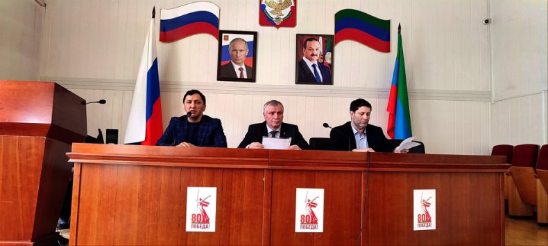 В Тляратинском районе прошло совещание актива под руководством главы муниципалитета Мурада Рамазанова, на котором был рассмотрен вопрос повышения эффективности работы по привлечению граждан на контрактную службу.