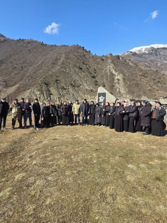 В числе наиболее активных участников субботника в райцентре села Тлярата были представители Центра социального обслуживания населения.
