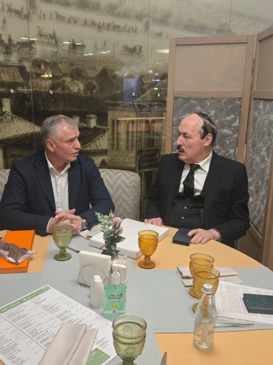 Глава Тляратинского района Мурад Рамазанов в ходе рабочей поездки в Москву провёл встречу с известным тляратинцем, государственным деятелем Рамазаном Абдулатиповым.