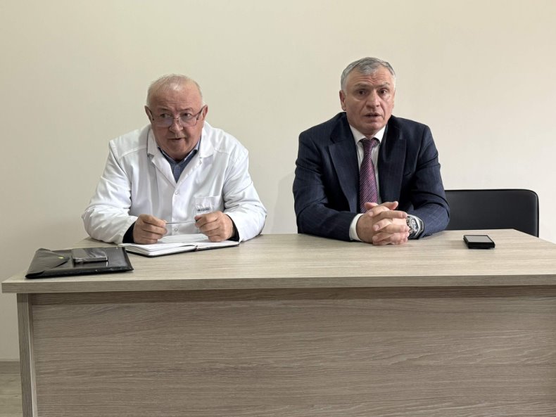 Глава Тляратинского района Мурад Рамазанов принял участие в рабочей «пятиминутке» коллектива Центральной районной больницы, где были подняты сразу несколько ключевых вопросов, влияющих на стабильную работу медучреждения и качество помощи населению.