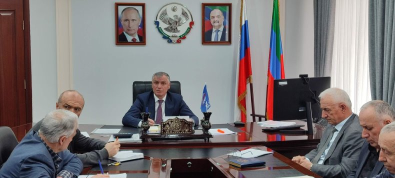 Глава Тляратинского района Мурад Рамазанов провёл рабочее совещание с активом администрации муниципалитета, сосредоточив внимание на ключевых направлениях, требующих оперативных решений и координации внутри управленческой команды