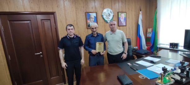 Врио главы Тляраитинского района Мурад Рамазанов встретился с Османом Катиевым который нашел тело утонувшего подростка из сел,Албания, в реке «Аварское койсу» после ДТП.