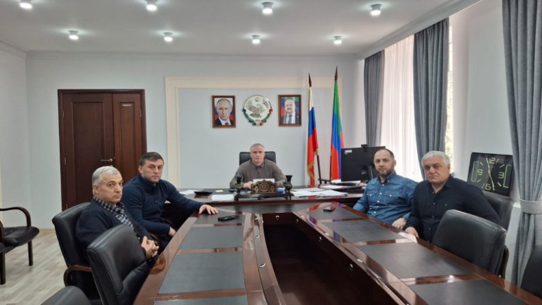 В администрации Тляратинского района прошла содержательная встреча руководства муниципалитета с чемпионом Европы и мира по дзюдо, заслуженным мастером спорта России и старшим тренером сборной Дагестана Магомедом Магомедовым.