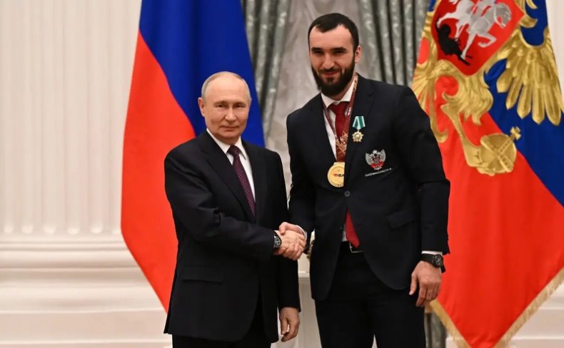 Владимир Путин наградил триумфаторов чемпионата мира по боксу из Дагестана