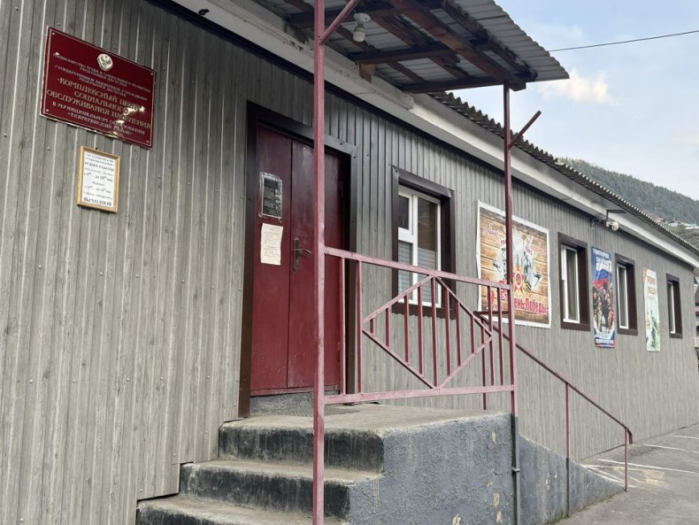 По инициативе главы района Мурада Рамазанова коллектив ГКУ «ЦСОН» под руководством Гаджимагомеда Омарова, как и каждый год, провёл обновление здания.