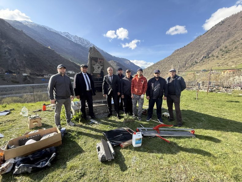 Глава Тляратинского района Мурад Рамазанов вместе с активом муниципалитета посетил Сад памяти в райцентре Тлярата