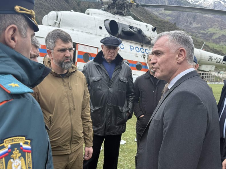 Премьер-министр республики Дагестан Абдулмуслим Абдулмуслимов, заместитель полпреда президента в СКФО Магомед Рамазанов и директор департамента гражданской обороны МЧС России Олег Мануйло посетили Тляратинский район.